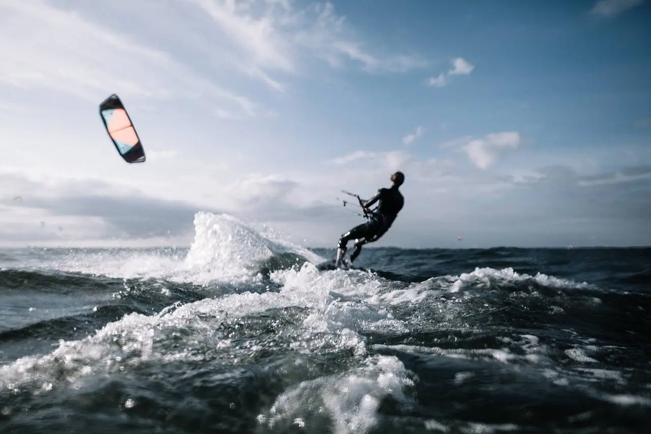 en person der kitesurfer på havet
