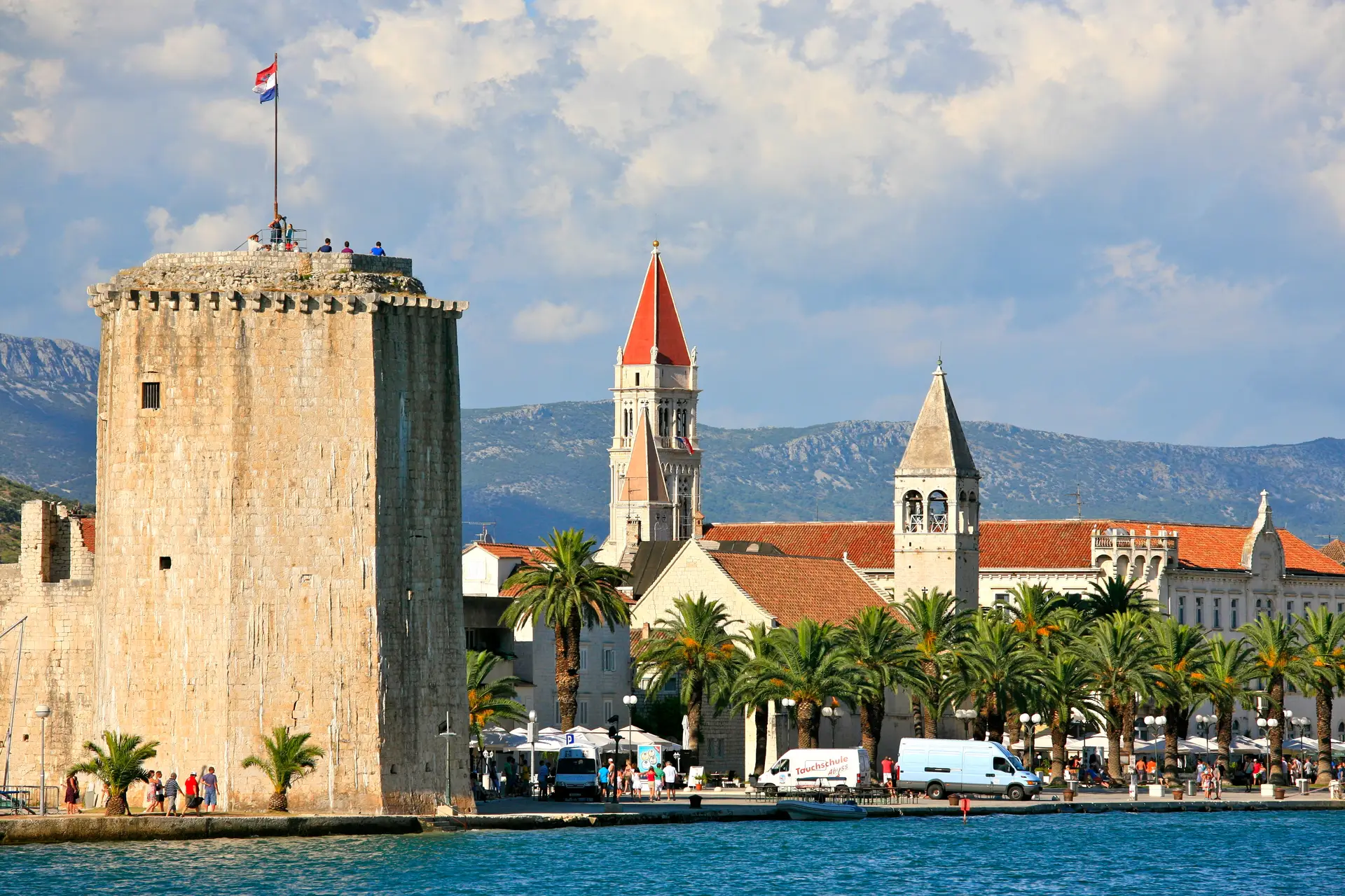 panoramaudsigt over et slot i Trogir og strandpromenaden Riva