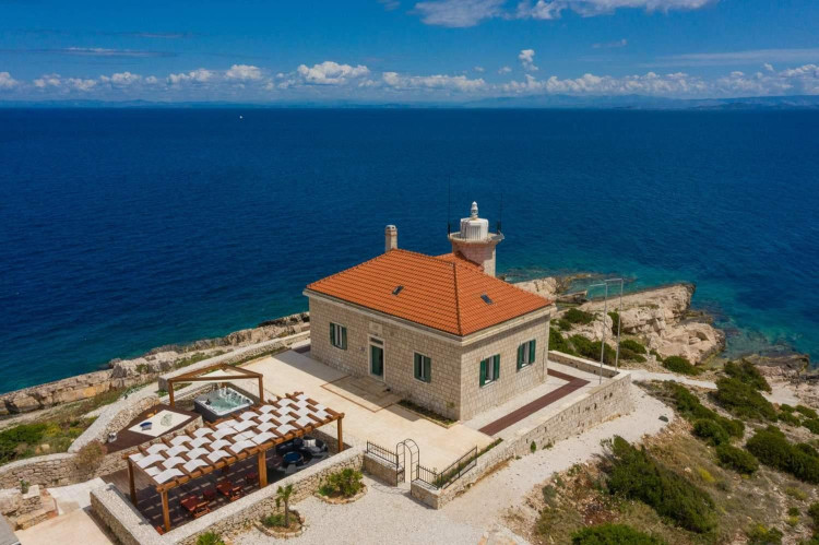 Villa Vis Light House
