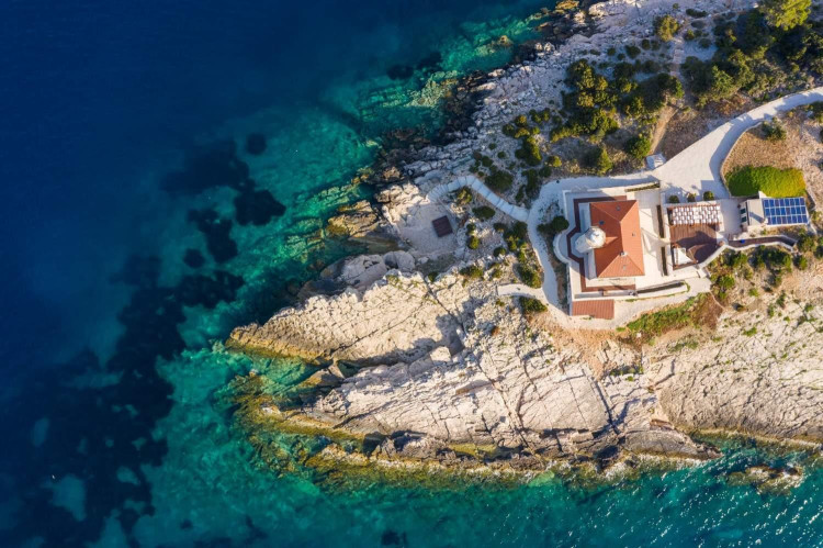 Villa Vis Light House