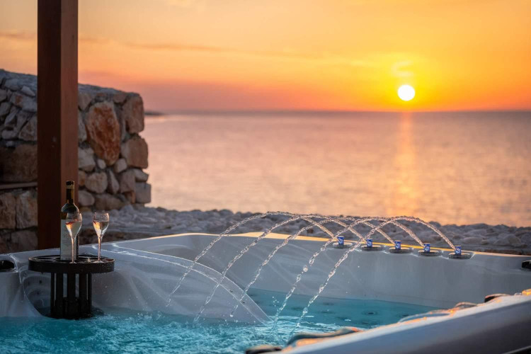 Villa Vis Light House