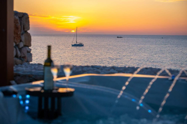 Villa Vis Light House