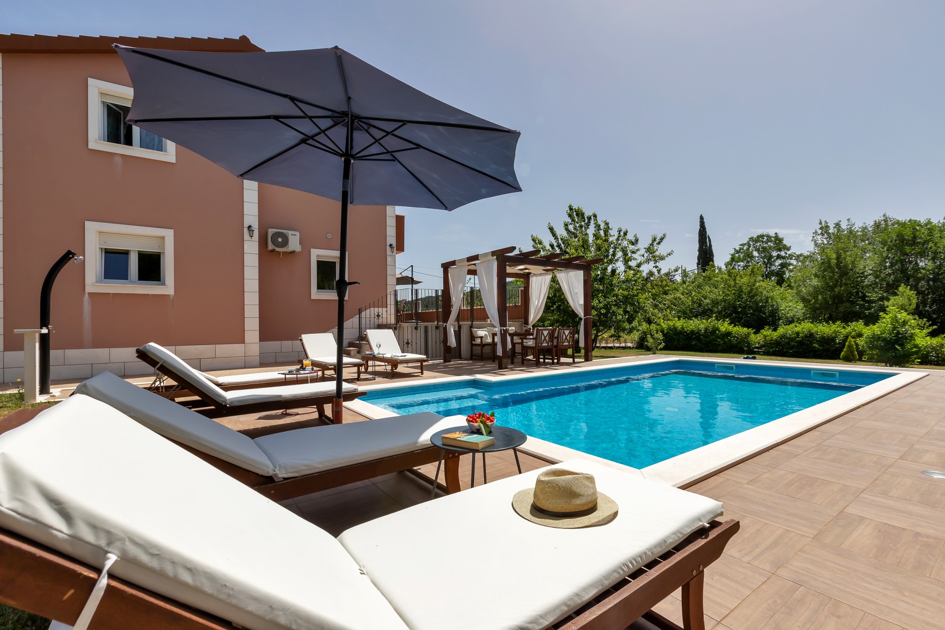 Villa MIR